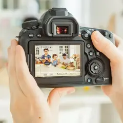 Dzieci w kuchni uchwycone na ekranie aparatu fotograficznego. Jaki aparat fotograficzny to świetne narzędzie do rodzinnych wspomnień.
