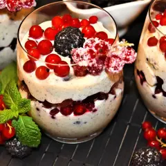 Cremige Desserts mit roten Johannisbeeren und Minze. Perfekt für Johannisbeeren Rezepte, die erfrischen und begeistern.