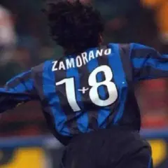 Piłkarz z numerem 12, Ivan Zamorano, w koszulce Interu.