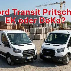 Zwei weiße Ford Transit Pritschenwagen stehen nebeneinander. Einer ist ein Pritschenwagen mit Einzelkabine, der andere ein Pritschenwagen mit Doppelkabine.