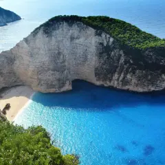 Navagio Beach, ein berühmter griechenland strand, mit seinem Schiffswrack und türkisfarbenem Wasser, umgeben von steilen Klippen.