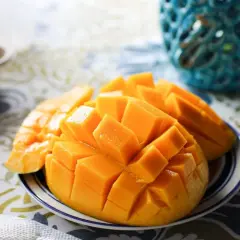 Soczysta pulpa mango pokrojona w kostkę, podana na talerzyku. Idealna na deser lub dodatek do smoothie.