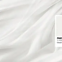 Tessuto bianco drappeggiato, con campione colore Pantone 11-4201 TCX, Cloud Dancer, il colore pantone 2026.