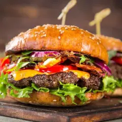 Burger z czym - odkryj najlepsze dodatki, które zmienią smak!