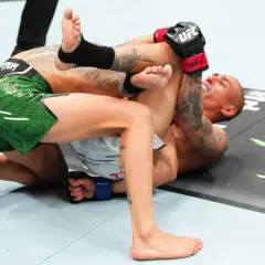 Daniel da Silva i en intensiv MMA-match, kämpandes på mattan med fokus och beslutsamhet.