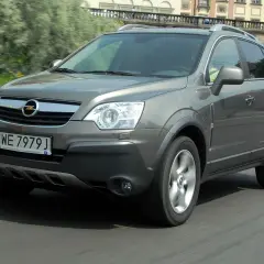 Szary Opel Antara 2.0 CDTI w ruchu miejskim.