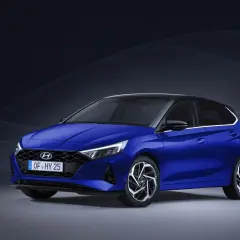 Niebieski Hyundai i20 z czarnym dachem prezentuje swoje stylowe felgi, które idealnie komponują się z rozmiarem opon.