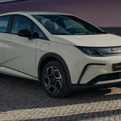 Biały BYD Dolphin, jeden z chińskich samochodów elektrycznych, gotowy do ładowania.