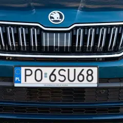 Błękitny grill Skody z polską tablicą rejestracyjną PO 6SU68.