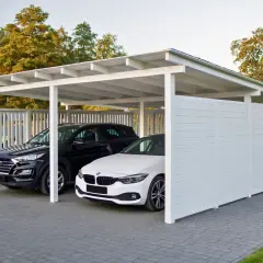 Nowoczesna budowa wiaty chroni dwa samochody: czarnego SUV-a i białe BMW. Elegancka konstrukcja z białymi panelami i dachem.