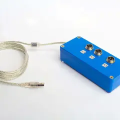 Blå fläktkontroller med USB-kabel och tre anslutningar märkta X1, X2, X3.