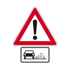 Achtung! Zeichen 265 warnt vor Steinschlag. Ein Auto fährt über lose Steine, die aufgewirbelt werden.