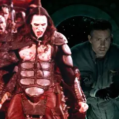 Potworna armia i przerażony astronauta w kosmicznym horrorze filmowym.