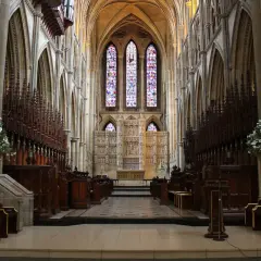 Czym jest msza konwentualna? Definicja, cel i różnice w liturgii katolickiej