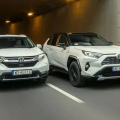 Dwa białe SUV-y, Honda CR-V i Toyota RAV4, jadą tunelem.