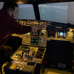 Symulator lotu, gdzie pilot ćwiczy manewry. To przyszłość lotnictwa i kosmonautyki.