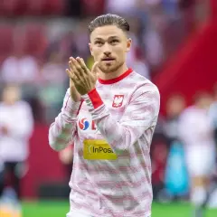 Piłkarz Matty Cash, dumny ze swojego polskiego pochodzenia, w biało-czerwonej koszulce reprezentacji Polski.
