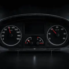 Instrumentpanel för V70 med hastighetsmätare, varvräknare, bränsle- och temperaturmätare. Antisladd service erfordras.