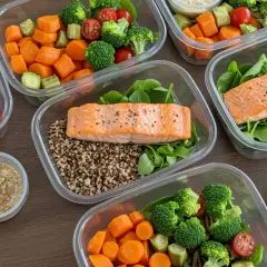 Comidas preparadas para una dieta saludable y equilibrada de lunes a domingo: salmón, quinoa, brócoli, zanahoria y tomates cherry.