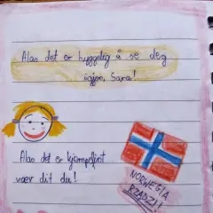 Złote myśli do pamiętnika dla dzieci: rysunek dziewczynki i flagi Norwegii. "Norwegia rządzi!" - pisze mały podróżnik.