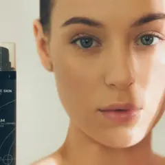 Krem RUE DE SKIN chroni skórę przed szkodliwym promieniowaniem UVA i UVB, zapewniając jej zdrowy wygląd.