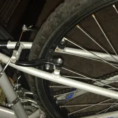 Detalle de freno de bicicleta, mostrando el mecanismo que evita que se taquean las ruedas traseras.