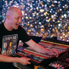 Paul Kalkbrenner na koncertach, w blasku świateł, tworzy muzykę na żywo.