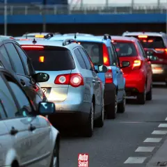 Korki na drogach w Polsce podczas wakacji. Długi sznur samochodów stoi na autostradzie, tworząc obraz typowych zakazów wakacyjnych.