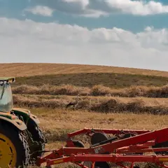  Jakie prawo jazdy potrzebne na traktor z przyczepą? Wszystko o uprawnieniach na ciągnik rolniczy