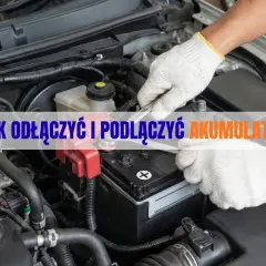 Ręce w białych rękawiczkach odkręcają kluczem zacisk akumulatora. Poradnik: jak odłączyć akumulator w samochodzie.