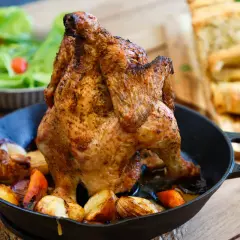Saftiges Bierdosen-Hähnchen mit Rosmarinkartoffeln und einem frischen Salat.
