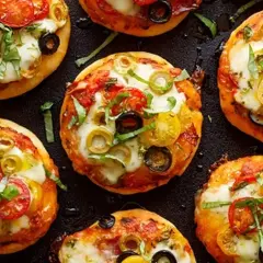 Mini pizze: Proste przepisy na każdą okazję. Zaskocz bliskich!
