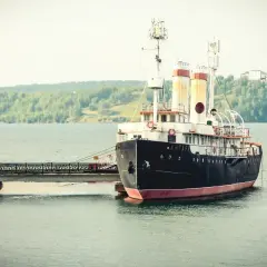 Statek "Angara" cumuje przy moście w malowniczym porcie nad Angarą.