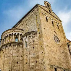 La Cattedrale di Anagni, uno dei gioielli tra i 5 borghi da visitare in Ciociaria, con la sua imponente facciata in pietra e il rosone circolare.