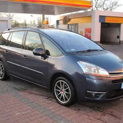 Ciemnoszary Citroen C4 Grand Picasso 2.0 HDI na tle stacji paliw.