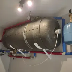 Instalacja grzewcza z bojlerem Kospel. Widoczne rury, manometry i naczynie przeponowe. Podpowiadamy, jak odpowietrzyć boiler.
