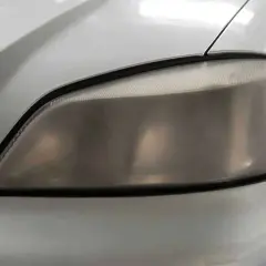 Faro opaco dell'auto, pronto per essere lucidato. Scopri come pulire i fari della macchina per una visibilità ottimale.