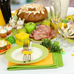 Wielkanocne śniadanie: babeczki, jajka faszerowane, wędlina, makowiec, owoce i dekoracje z kurczaczkami.