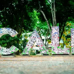 Letras gigantes con arte urbano en Cali, perfectas para inspirarte sobre qué hacer en Cali y tomarte una foto.
