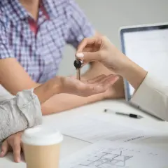 Una mano entrega llaves a otra, simbolizando la compra de una casa. El fein que es, un nuevo comienzo.