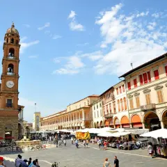 Piazza Saffi a Faenza, cosa vedere: la torre dell'orologio, portici eleganti e un vivace mercato.