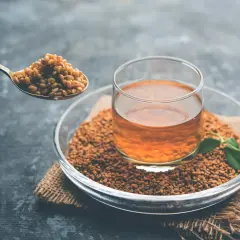 Semi di fieno greco e una bevanda ambrata, per scoprire le fieno greco proprietà.