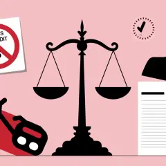 Panneau sens interdit 135, balance de la justice, silhouette d'homme, documents et horloges.