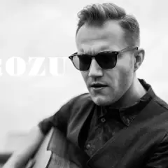 Mrozu w okularach przeciwsłonecznych gra na gitarze. Jego mrozu utwory poruszają serca słuchaczy.