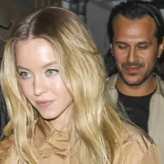 Sydney Sweeney y su pareja, Jonathan Davino, pasean juntos.
