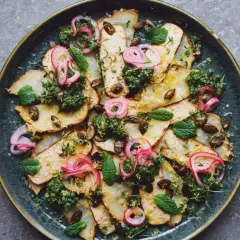 En vacker sallad med tunna skivor av rostad rotfrukt, toppad med grön örtolja, picklad rödlök, pumpakärnor och färska myntablad. Ett perfekt sallad recept för en lätt lunch.