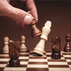 Dłoń gracza zbija króla przeciwnika. Poznaj szachy zasady i strategię gry.