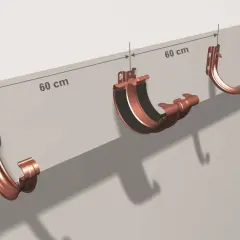 Pokazano montaż rynien z zachowaniem spadku 60 cm. Miedziane uchwyty i fragmenty rynien na szarym tle.