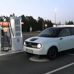 Biała Honda e na ładowarce Ionity. Zastanawiasz się nad jej zasięg?