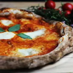 En härlig pizza på grillen med smält mozzarella och färsk basilika. Perfekt för en sommarkväll.